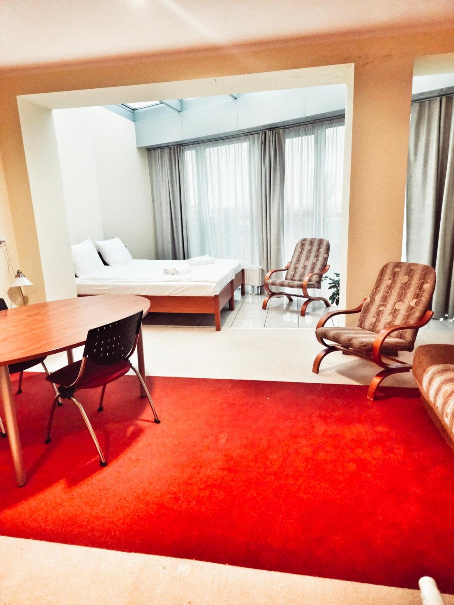 Hotel I Restauracja W Luboniu المظهر الخارجي الصورة