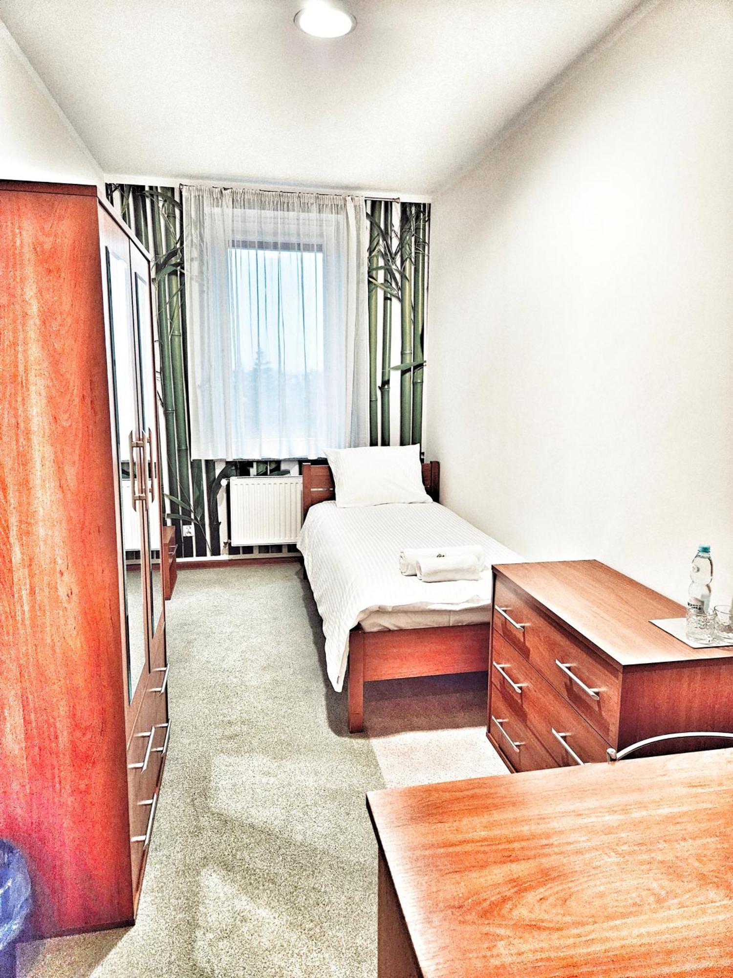 Hotel I Restauracja W Luboniu المظهر الخارجي الصورة